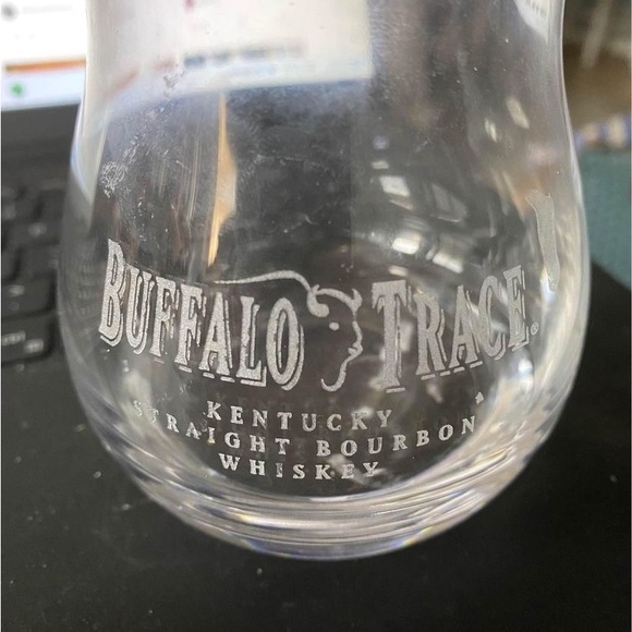 Buffalo Trace Kentucky Straight Whiskey glass in excellent condition - Picture 2 of 4